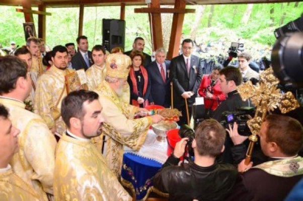 Ponta, Dragnea, Oprea şi Constantin, în vizită la Patriarhul Daniel împreună cu guvernatorul BNR